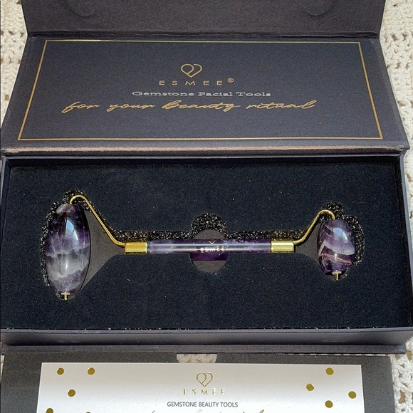 ESMEE Amethyst Facial Roller in Amethyst Stone and Gold - Picture 3 of 4